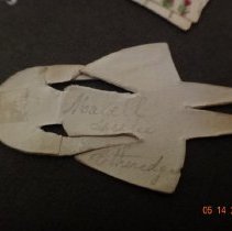 1913.4142.1 i Lilly reverse side "Mabell Leslie Etherege"